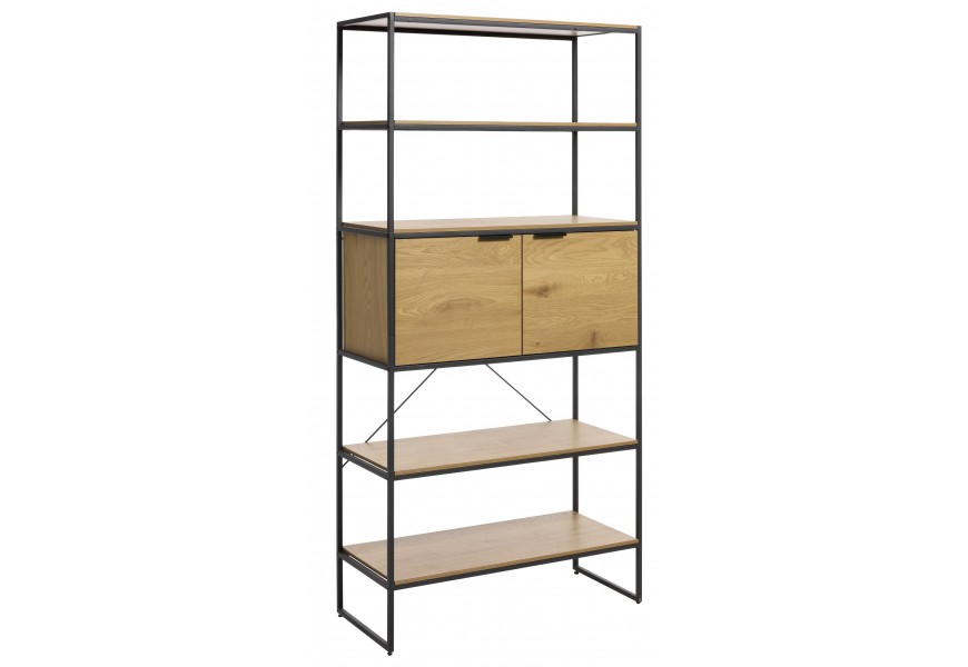 Moderní industriální regál Holstebro s dvoudveřovou skříňkou s kovovým černým rámem se čtyřmi polocemi z melaminové dýhy ve světle hnědé barvě s designem dubu
