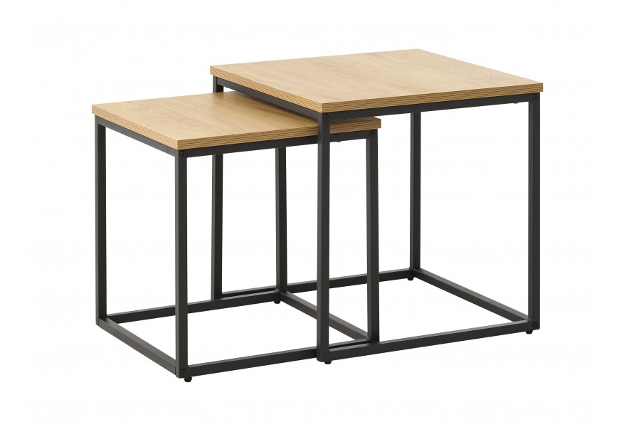 Moderní designová sada dvou konferenčních stolků Holstebro se čtvercovými vrchními deskami z melaminové dýhy ve světle hnědé barvě s dubovým vzhledem s konstrukcí z kovu v černé barvě