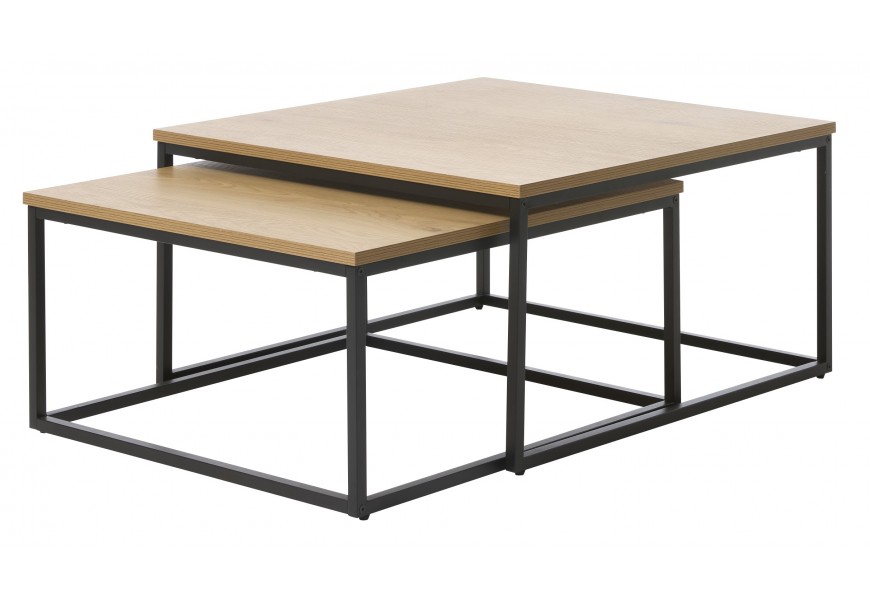 Designová industriální sada dvou čtvercových konferenčních stolků Holstebro s podstavami z kovu v černé barvě s možností zasunutí s vrchní deskou se světlým hnědým dubovým vzhledem s kresbou letokruhů z melaminovou vrstvou