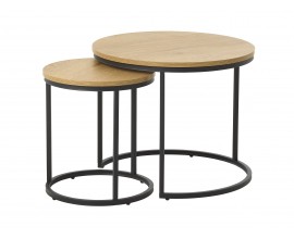 Designov&aacute; industri&aacute;ln&iacute; sada dvou konferenčn&iacute;ch stolků s kulat&yacute;mi melaminov&yacute;mi deskami se světl&yacute;m hněd&yacute;m dubov&yacute;m dekorem s podstavami z kovu v čern&eacute; barvě s možnost&iacute; zasunut&iacute;