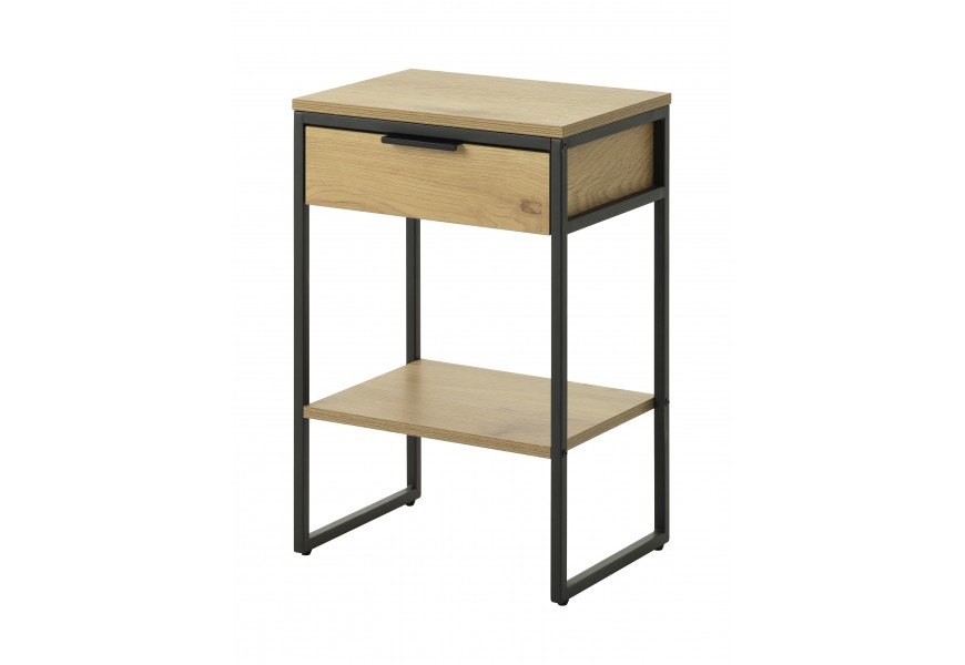 Moderní industriální noční stolek Holstebro s obdélníkovou vrchní deskou se zásuvkou a otevřenou policí s dlouhýma nohama v matné černé barvě z kovu a melaminovou dýhou se světlým hnědým dubovým dekorem