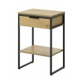 Moderní industriální noční stolek Holstebro s obdélníkovou vrchní deskou se zásuvkou a otevřenou policí s dlouhýma nohama v matné černé barvě z kovu a melaminovou dýhou se světlým hnědým dubovým dekorem
