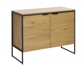 Designov&yacute; industri&aacute;ln&iacute; dvoudveřov&yacute; př&iacute;born&iacute;k Holstebro ve světl&eacute;m hněd&eacute;m dubov&eacute;m proveden&iacute; s čern&yacute;m kovov&yacute;m r&aacute;mem 105 cm