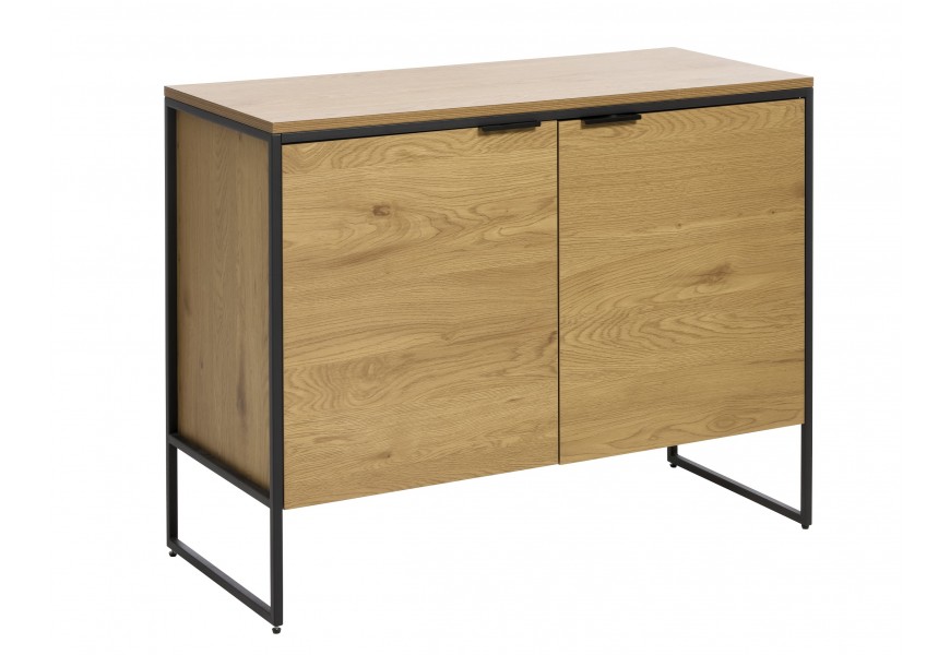 Moderní industriální příborník Holstebro s dvojitými dvířky s horizontální kovovou úchytkou a konstrukcí v černé barvě s melaminovou dýhou ve světlém hnědém dubovém provedení