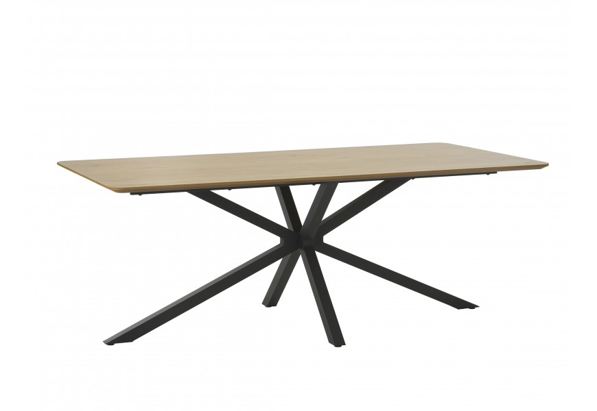 Moderní designový jídelní stůl s obdélníkovou vrchní deskou z dýhy ve světlém hnědém dubovém provedení s pravidelnou kresbou letokruhů a podstavou z kovu se čtyřmi nohama s překříženým tvarem v černé barvě
