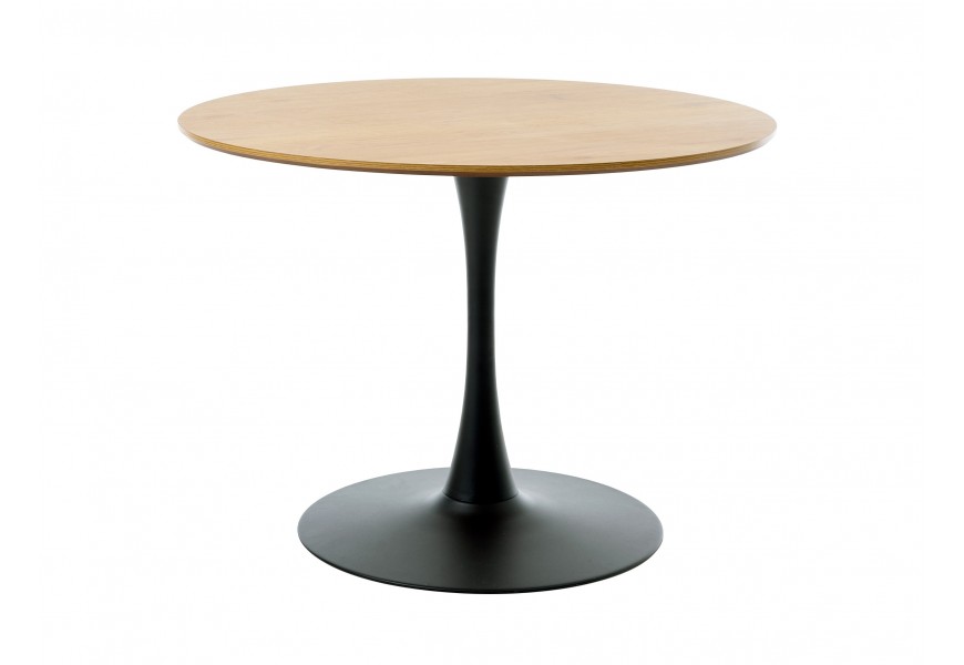 Moderní industriální jídelní stůl Holstebro s kulatou melaminovou vrchní deskou ve světlém hnědém dubovém provedení v přirozenou kresbou letokruhů a jednou nohou z kovu v černé barvě s kulatou podstavou