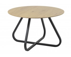 Modern&iacute; industri&aacute;ln&iacute; j&iacute;deln&iacute; stůl Holstebro s kulatou vrchn&iacute; deskou z melaminov&eacute; d&yacute;hy v př&iacute;rodn&iacute;m světl&eacute;m hněd&eacute;m dubov&eacute;m proveden&iacute; a podstavou z kovu v čern&eacute; barvě se čtyřmi zakřiven&yacute;ma nohama a spojnic&iacute; ve tvaru kř&iacute;že