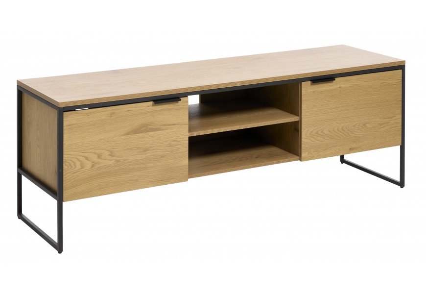 Industriální designový televizní stolek Holstebro s obdélníkovou vrchní deskou se dvěma dvířky na stranách a dvěma policemi uprostřed s kovovým rámem v černé barvě a dýhou ve světle hnědé dubové barvě