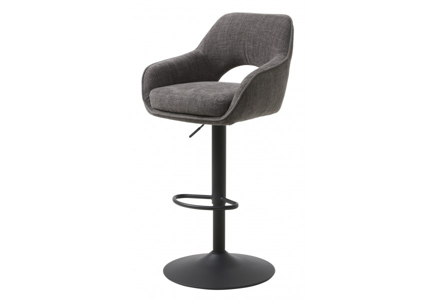 Moderní skandinávská barová židle s jednou výškově nastavitelnou nohou z kovu v černé barvě a otočnou sedací částí s polobloukovým výřezem na zádové opěrce s opěrkami na ruce s potahem ve světle šedé barvě s žinylkovým finišem
