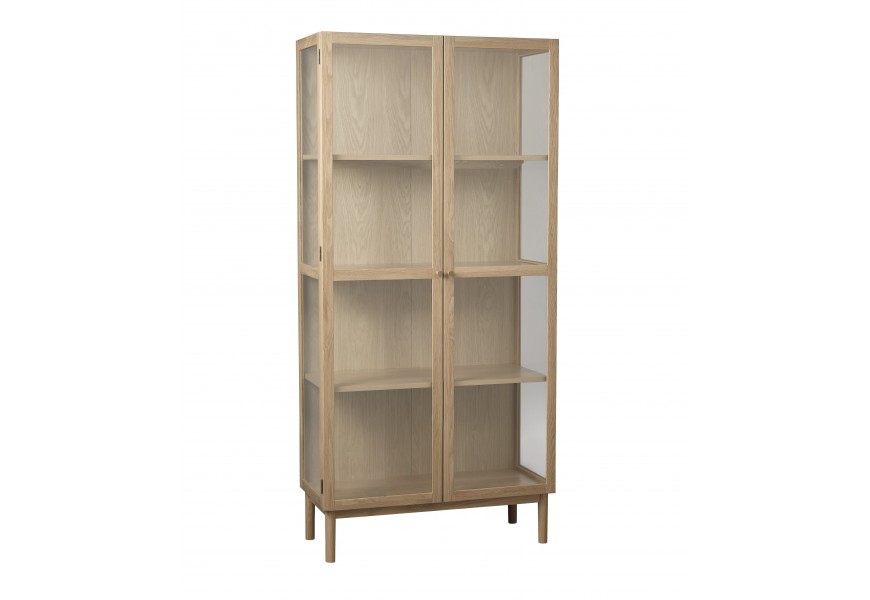 Designová dubová skandinávská vitrína Viggo s dvojitými dvířky a bočními stěnami s prosklenou výplní na válcovitých nožičkách v přírodní světlé hnědé barvě se čtyřmi policemi