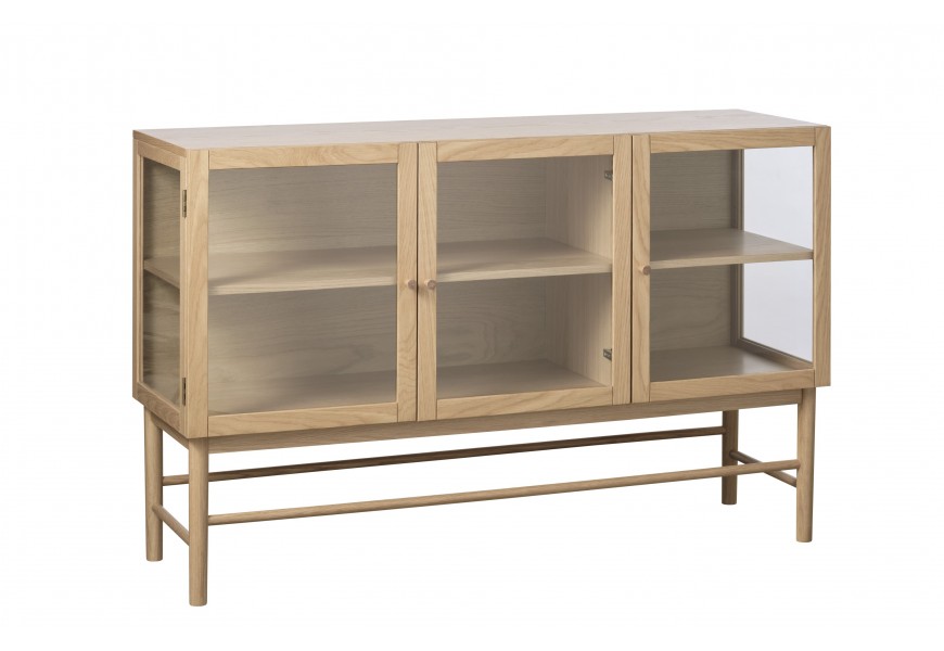 Designový skandinávský dubový příborník Viggo s prosklenými třemi dvířky a bočními stěnami s policí na vysokých nožičkách