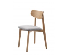 Retro masivn&iacute; j&iacute;deln&iacute; židle Signe s konstrukc&iacute; z dubov&eacute;ho dřeva v př&iacute;rodn&iacute; světl&eacute; hněd&eacute; barvě s přiznanou kresbou letokruhů s čalouněn&yacute;m sedadlem s potahem z bukl&eacute; v &scaron;ed&eacute; barvě