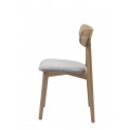 Skandin&aacute;vsk&aacute; bukl&aacute; j&iacute;deln&iacute; židle Signe s &scaron;ed&yacute;m čalouněn&yacute;m sedadlem a dubov&yacute;m světl&yacute;m hněd&yacute;m r&aacute;mem 81 cm