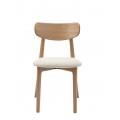 Skandin&aacute;vsk&aacute; masivn&iacute; j&iacute;deln&iacute; židle Signe se světl&yacute;m hněd&yacute;m dubov&yacute;m r&aacute;mem a b&iacute;l&yacute;m bukl&eacute; potahem 81 cm