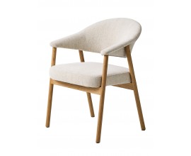 Skandin&aacute;vsk&aacute; masivn&iacute; j&iacute;deln&iacute; židle Bodil s dřevěn&yacute;m r&aacute;mem v př&iacute;rodn&iacute;m světl&eacute;m hněd&eacute;m proveden&iacute; s čalouněnou opěrkou a sedadlem s potahem z žinylkov&eacute; textilie v b&iacute;l&eacute; barvě