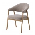Moderní skandinávská jídelní židle Bodil se světlým hnědým přírodním dřevěným provedením konstrukce s obdélníkovým sedátkem a zaoblenou opěrkou s čalouněním a potahem ve světle hnědé barvě s jemnou smyčkovitou strukturou