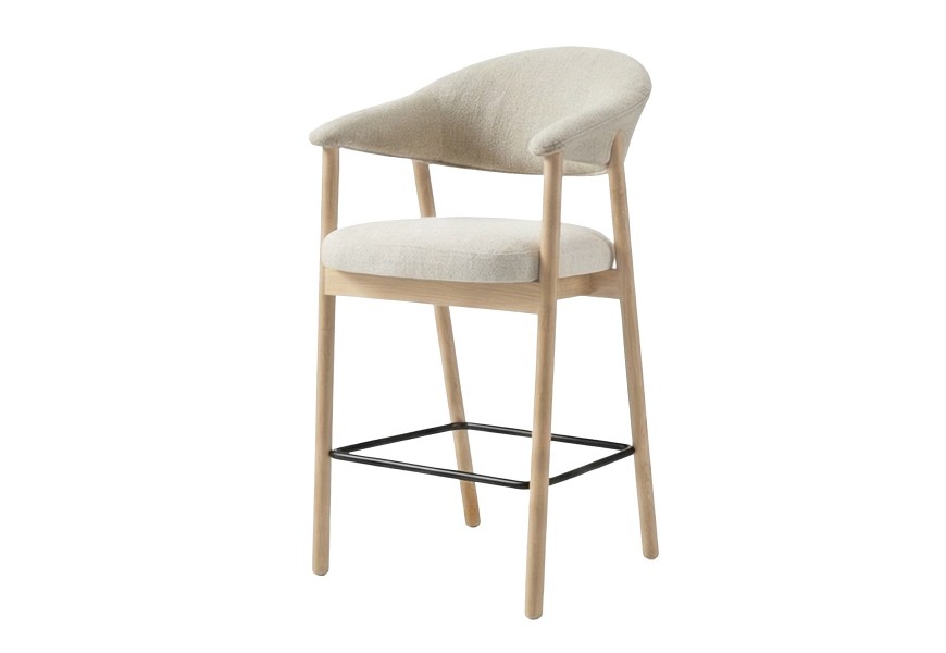 Moderní barová židle Bodil s dřevěnou světlou hnědou konstrukcí z běleného dubového dřeva se šikmýma nohama s čalouněnou zádovou opěrkou ve tvaru U a sedadlem s krémově bílým potahem z žinylkového mikrovlákna