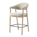Moderní barová židle Bodil s dřevěnou světlou hnědou konstrukcí z běleného dubového dřeva se šikmýma nohama s čalouněnou zádovou opěrkou ve tvaru U a sedadlem s krémově bílým potahem z žinylkového mikrovlákna