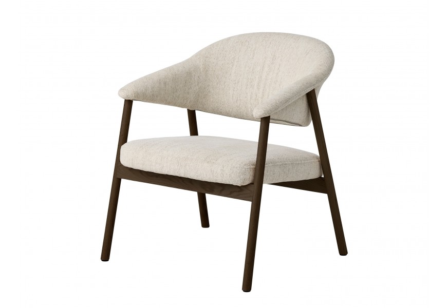 Skandinávské čalouněné křeslo Bodil s potahem z mikrovlákna s žinylkovým finišem v melírovaném bílo béžovém provedení s dřevěným rámem se šikmýma nohama v dubové tmavé hnědé barvě s přiznanou kresbou letokruhů