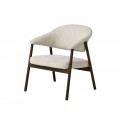 Skandinávské čalouněné křeslo Bodil s potahem z mikrovlákna s žinylkovým finišem v melírovaném bílo béžovém provedení s dřevěným rámem se šikmýma nohama v dubové tmavé hnědé barvě s přiznanou kresbou letokruhů