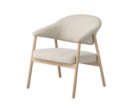 Modern&iacute; křeslo Bodil s dřevěnou konstrukc&iacute; ve světl&eacute;m hněd&eacute;m proveden&iacute; s designem bělen&eacute;ho dubu s čalouněn&yacute;m sed&aacute;kem a opěrkou ve tvaru U s žinylkov&yacute;m potahem s b&iacute;lo b&eacute;žov&yacute;m mel&iacute;rovan&yacute;m efektem