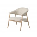 Moderní křeslo Bodil s dřevěnou konstrukcí ve světlém hnědém provedení s designem běleného dubu s čalouněným sedákem a opěrkou ve tvaru U s žinylkovým potahem s bílo béžovým melírovaným efektem