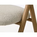 Designov&aacute; skandin&aacute;vsk&aacute; j&iacute;deln&iacute; židle Alia se světl&yacute;m dubov&yacute;m hněd&yacute;m r&aacute;mem a čalouněn&iacute;m v b&iacute;l&yacute;ch a b&eacute;žov&yacute;ch t&oacute;nech 58 cm