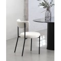 Modern&iacute; bukl&eacute; j&iacute;deln&iacute; židle Edna s b&iacute;l&yacute;m čalouněn&yacute;m sed&aacute;tkem a opěrkou s černou kovovou konstrukc&iacute; 47 cm