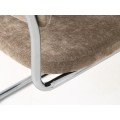 Modern&iacute; retro j&iacute;deln&iacute; židle Kromo s lesklou konzolovou chromovou konstrukc&iacute; a hnědosiv&yacute;m taupe potahem 48 cm