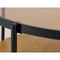 Industri&aacute;ln&iacute; kulat&yacute; konferenčn&iacute; stolek Sonny s hnědou skleněnou deskou s dubovou polic&iacute; s čern&yacute;m kovov&yacute;m r&aacute;mem 84 cm