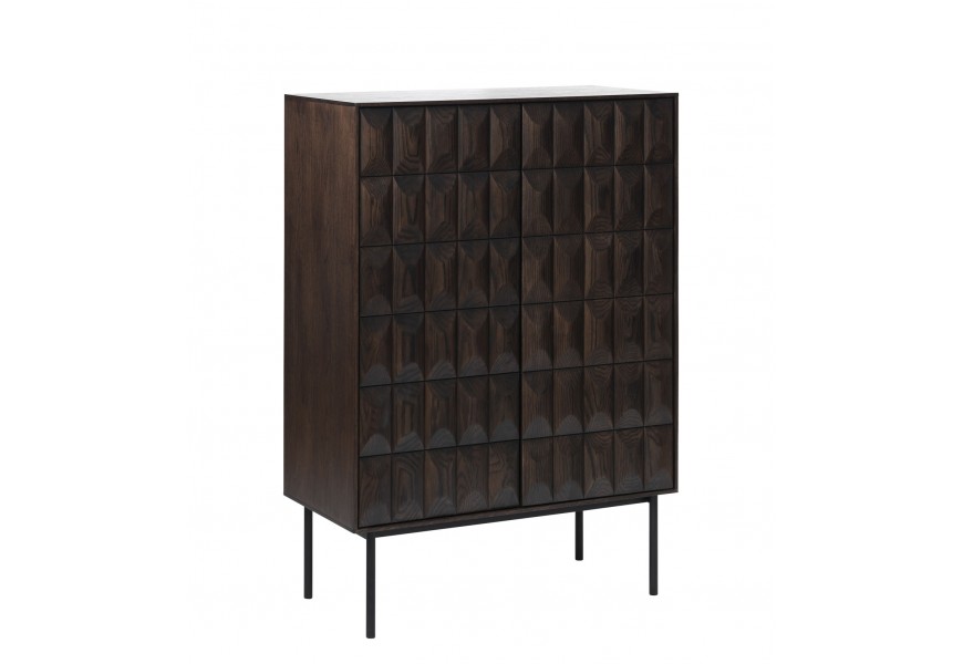 Designov&aacute; barov&aacute; skř&iacute;ňka Dopio z dubov&eacute;ho dřeva hněd&eacute; barvy s 3D reli&eacute;fn&iacute;m vzorem a &uacute;ložn&yacute;m prostorem s čern&yacute;ma nohama 130 cm