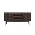 Modern&iacute; komoda Dopio z dubov&eacute;ho dřeva hněd&eacute; barvy s 3D reli&eacute;fem na dv&iacute;řk&aacute;ch a z&aacute;suvk&aacute;ch s čern&yacute;m kovov&yacute;m nohama