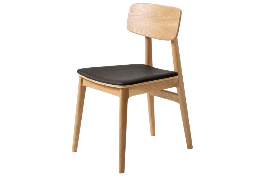Skandinávská masivní jídelní židle Vimo s konstrukcí z dubového dřeva ve světle hnědé barvě se šikmýma nohama a zakřivenou opěrkou s čalouněným sedadlem s potahem z černé ekokůže