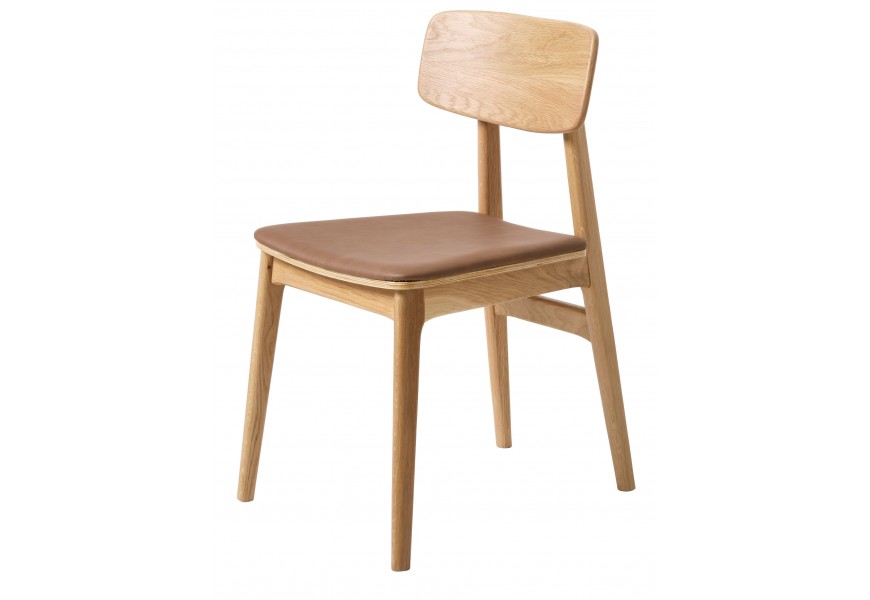 Moderní jídelní židle Vimo z masivního dubového dřeva ve světle hnědé přírodní barvě s přiznanou strukturou s sedadlem s integrovaným čalouněným polštářem s potahem z kůže v teplé koňakově hnědé barvě