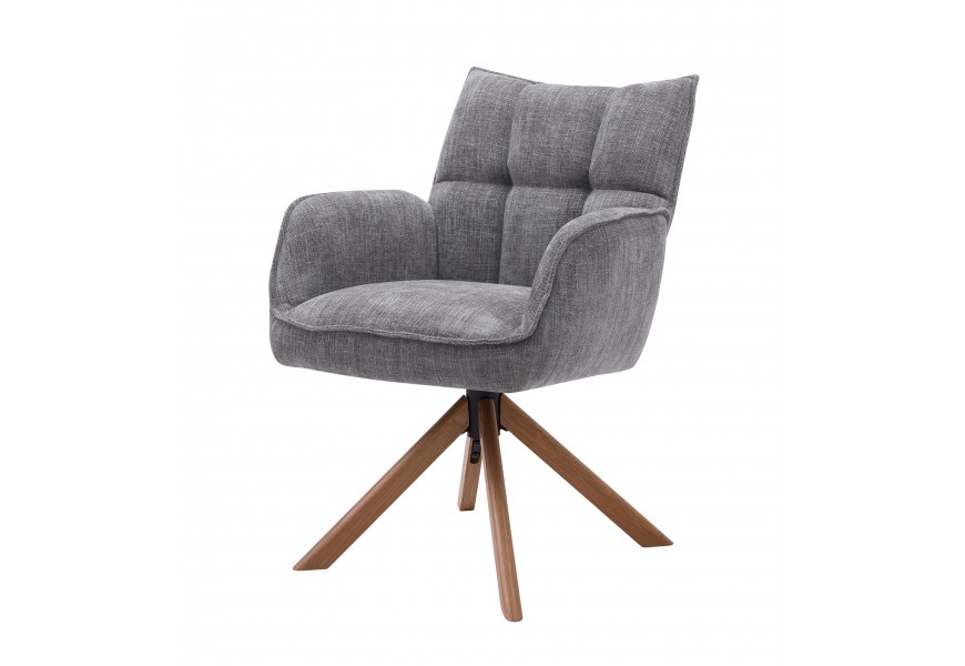 Moderní otočné jídelní křeslo Laerke s opěrkami na ruce s čalouněnou sedací částí s žinylkovým potahem v šedé barvě s lineárním prošíváním na opěrce se čtyřmi šikmými nohami z masivního dubového dřeva v přírodním hnědém provedení