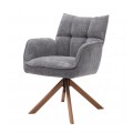 Moderní otočné jídelní křeslo Laerke s opěrkami na ruce s čalouněnou sedací částí s žinylkovým potahem v šedé barvě s lineárním prošíváním na opěrce se čtyřmi šikmými nohami z masivního dubového dřeva v přírodním hnědém provedení