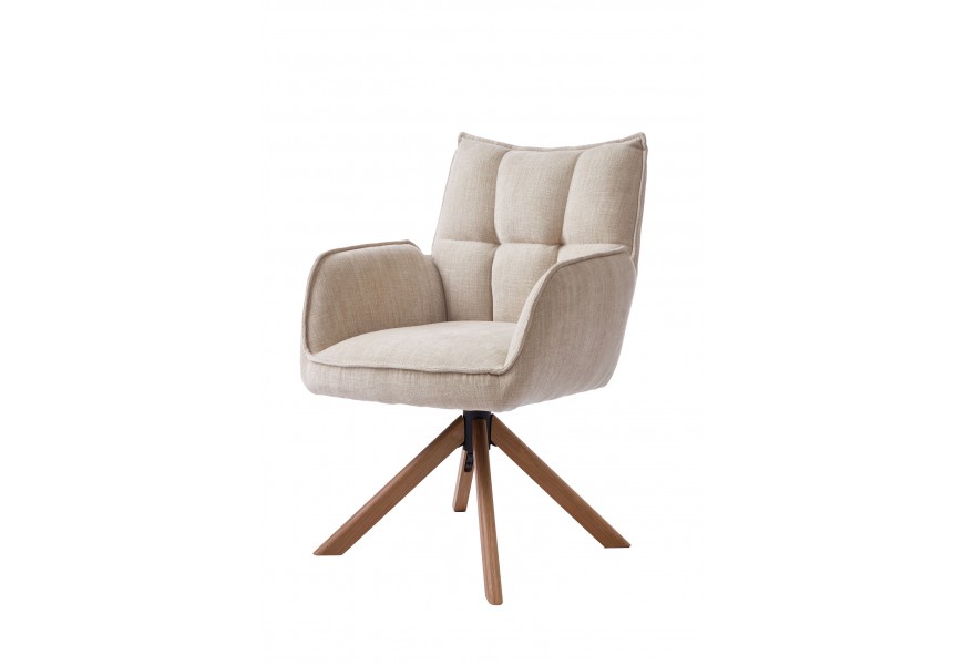 Moderní skandinávské jídelní křeslo Laerke s otočnou čalouněnou sedací částí s žinylkovým potahem v béžovém lněném odstínu s prošíváním s obdélníkovým vzorem s opěrkami na ruce s podstavou se čtyřmi šikmými nohami v přírodním hnědém dubovém provedení