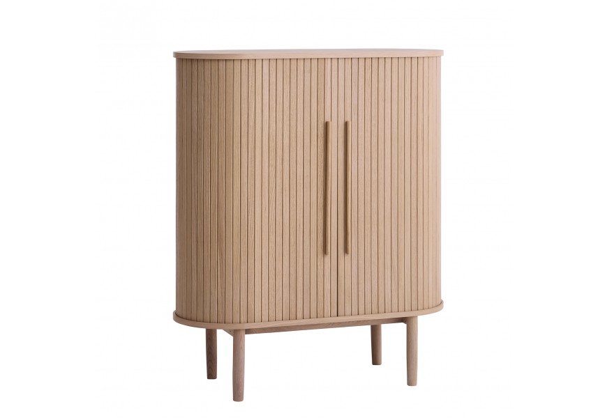 Retro dvoudveřová barová skříňka Alborg oválného tvaru v naturální světle hnědé barvě dubu s posuvnými dvířky s lamelovým designem a dvěma svislými válcovitými úchyty na nožičkách