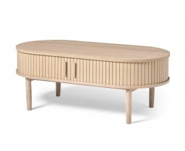 Retro světl&yacute; hněd&yacute; konferenčn&iacute; stolek Alborg v dubov&eacute;m proveden&iacute; s ov&aacute;lnou vrchn&iacute; deskou a v&aacute;lcovit&yacute;mi nožičkami s &uacute;ložn&yacute;m prostorem s posuvn&yacute;mi dv&iacute;řky s vertik&aacute;ln&iacute;m lamelov&yacute;m designem