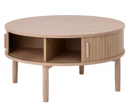 Skandin&aacute;vsk&yacute; kulat&yacute; konferenčn&iacute; stolek Alborg s &uacute;ložn&yacute;m prostorem a lamelov&yacute;m designem ve světle hněd&eacute; dubov&eacute; barvě 85 cm