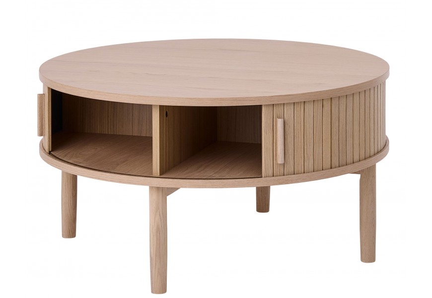 Retro světlý hnědý dubový konferenční stolek Alborg s kulatou vrchní deskou s úložným prostorem s dvojitými posuvnými dvířky s vertikálními lamelami na čtyřech válcovitých nožičkách