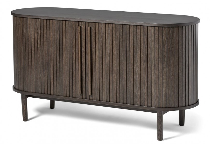 Skandinávský příborník Alborg oválného tvaru v dubovém provedení v tmavě hnědé barvě se dvěma posuvnými dvířky s vertikálními lamelami a válcovitými úchyty na čtyřech nožičkách