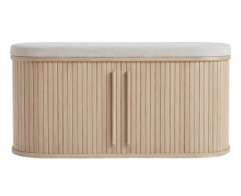 Retro lavice Alborg s &uacute;ložn&yacute;m prostorem s posuvn&yacute;mi dv&iacute;řky s lamelov&yacute;m designem s čalouněn&yacute;m sedadlem s b&eacute;žov&yacute;m žinylkov&yacute;m potahem bez nožiček ve světl&eacute;m hněd&eacute;m dubov&eacute;m proveden&iacute;