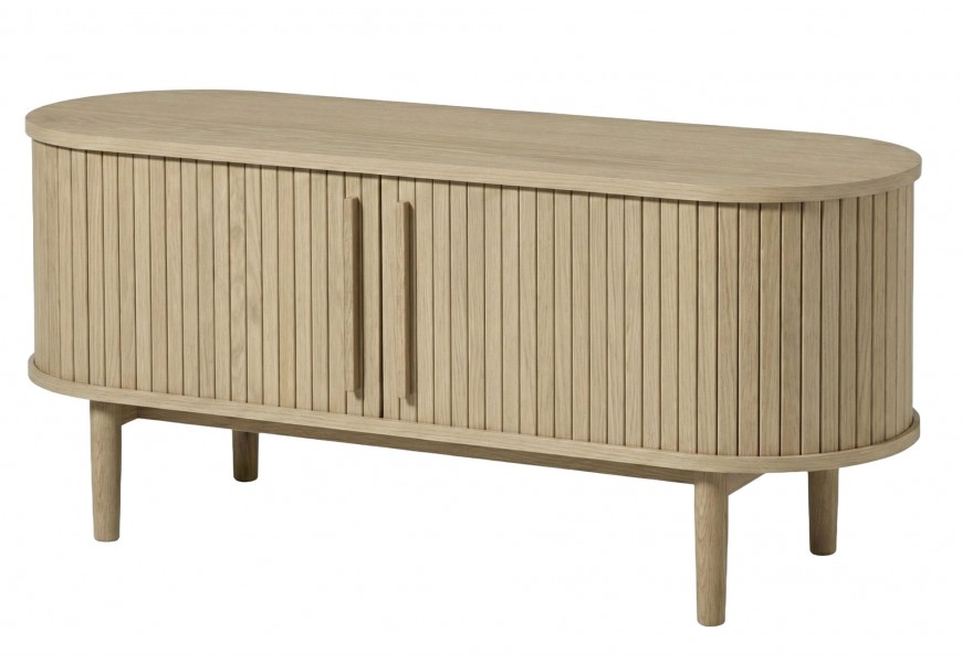 Retro televizní stolek Alborg oválného tvaru s přírodní světlé hnědé barvě dubového dřeva se čtyřmi nohama a dvěma posuvnými dvířky vykládanými vertikálními lamelami