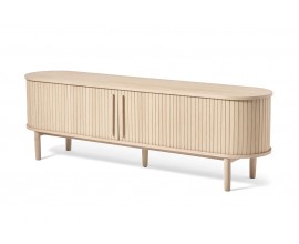 Retro ov&aacute;ln&yacute; dvoudveřov&yacute; televizn&iacute; stolek Alborg s lamelov&yacute;mi posuvn&yacute;mi dv&iacute;řky s v&aacute;lcovit&yacute;m &uacute;chytem s pěti nožičkami v př&iacute;rodn&iacute; světle hněd&eacute; barvě s dubov&yacute;m designem