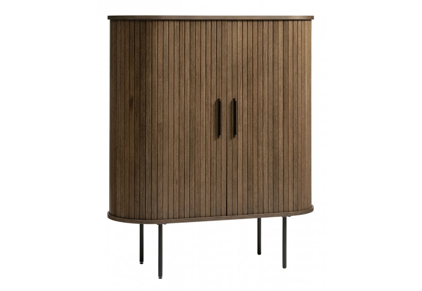 Retro industriální dvoudveřová barová skříňka Bornholm s posuvnými dvířky s vertikálním lamelovým designem v tmavém hnědém dekoru dubu s černými nožičkami a úchyty z kovu