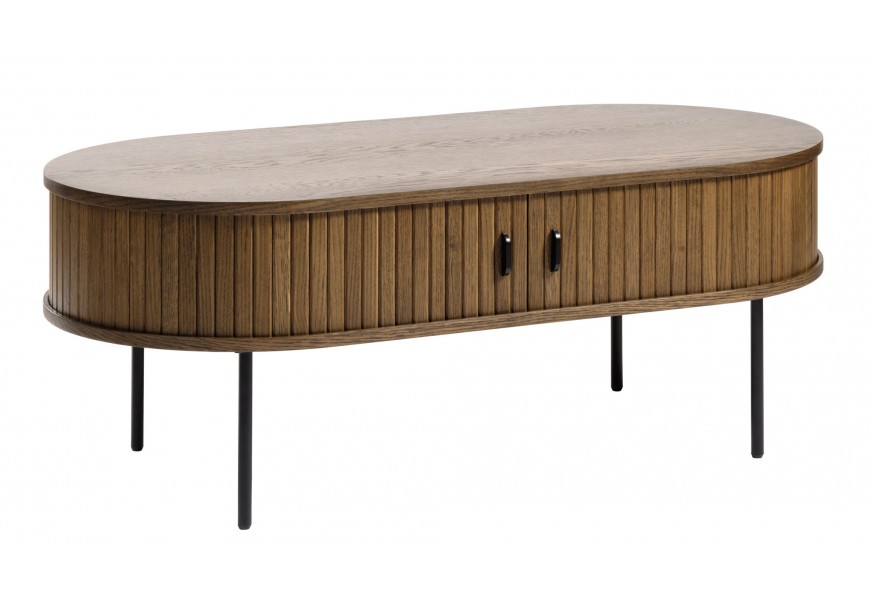 Retro industriální konferenční stolek Bornholm s oválnou vrchní deskou a úložným prostorem s posuvnými dvířky s vertikálními lamelami v tmavém hnědém dubovém provedení s nožičkami a úchyty z kovu v černé barvě