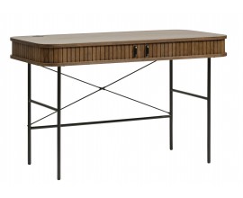 Skandin&aacute;vsk&yacute; retro tmavě hněd&yacute; dubov&yacute; psac&iacute; stůl Bornholm s hladkou obd&eacute;ln&iacute;kovou vrchn&iacute; deskou se zaoblen&yacute;mi rohy s &uacute;ložn&yacute;m prostorem s posuvn&yacute;mi dv&iacute;řky s lamelov&yacute;m dekorem s &uacute;chyty a nožičkami z kovu v čern&eacute; barvě s kř&iacute;žovou v&yacute;ztuhou