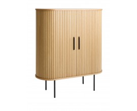 Retro ov&aacute;ln&aacute; barov&aacute; skř&iacute;ňka Bornholm ve světle hněd&eacute; dubov&eacute; barvě s přiznanou strukturou dřeva s posuvn&yacute;mi dv&iacute;řky s vertik&aacute;ln&iacute;m lamelov&yacute;m reli&eacute;fem s čern&yacute;mi kovov&yacute;mi &uacute;chyty a &scaron;t&iacute;hl&yacute;ma nohama