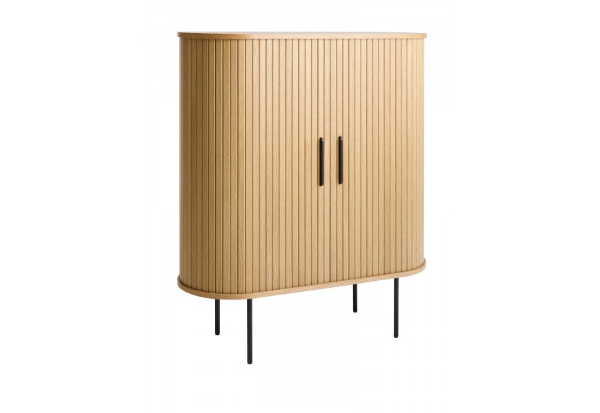 Retro oválná barová skříňka Bornholm ve světle hnědé dubové barvě s přiznanou strukturou dřeva s posuvnými dvířky s vertikálním lamelovým reliéfem s černými kovovými úchyty a štíhlýma nohama